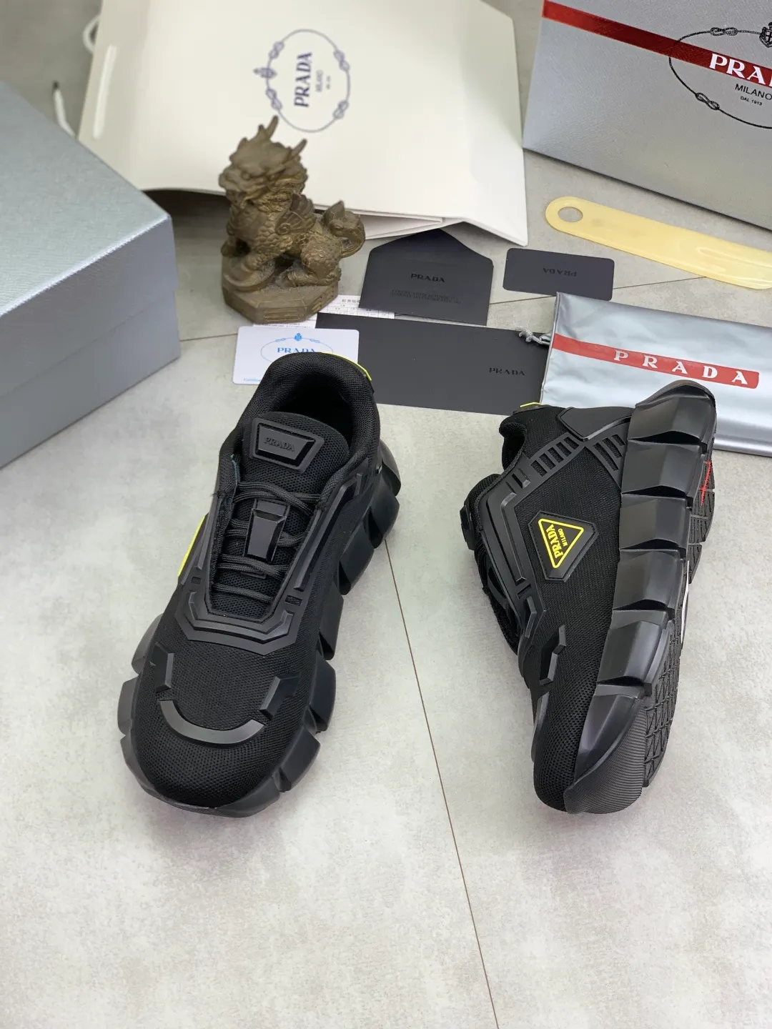 Men's shoes 💰P580💰 [New style] High version official website popular models are on the market, 🆘 Trendy brand (Prada) mainly promotes popular models, avant-garde and versatile fashion men's shoes private version mold opening, cowhide surface splicing 1:1.. Fashionable and simple, original imported cowhide lining cowhide feet; the atmosphere and personality are more fashionable, eye-catching and pursuing class. It will subvert the old idea and be a must-have for fashion trendsetters with you! Must keep it for yourself! Tall and comfortable, large and low, high-end quality workmanship. Size: 38-45; 4️⃣ colors available.